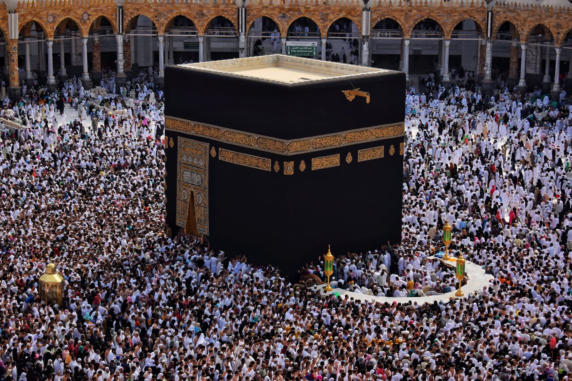 İhramda Kâbe önünde